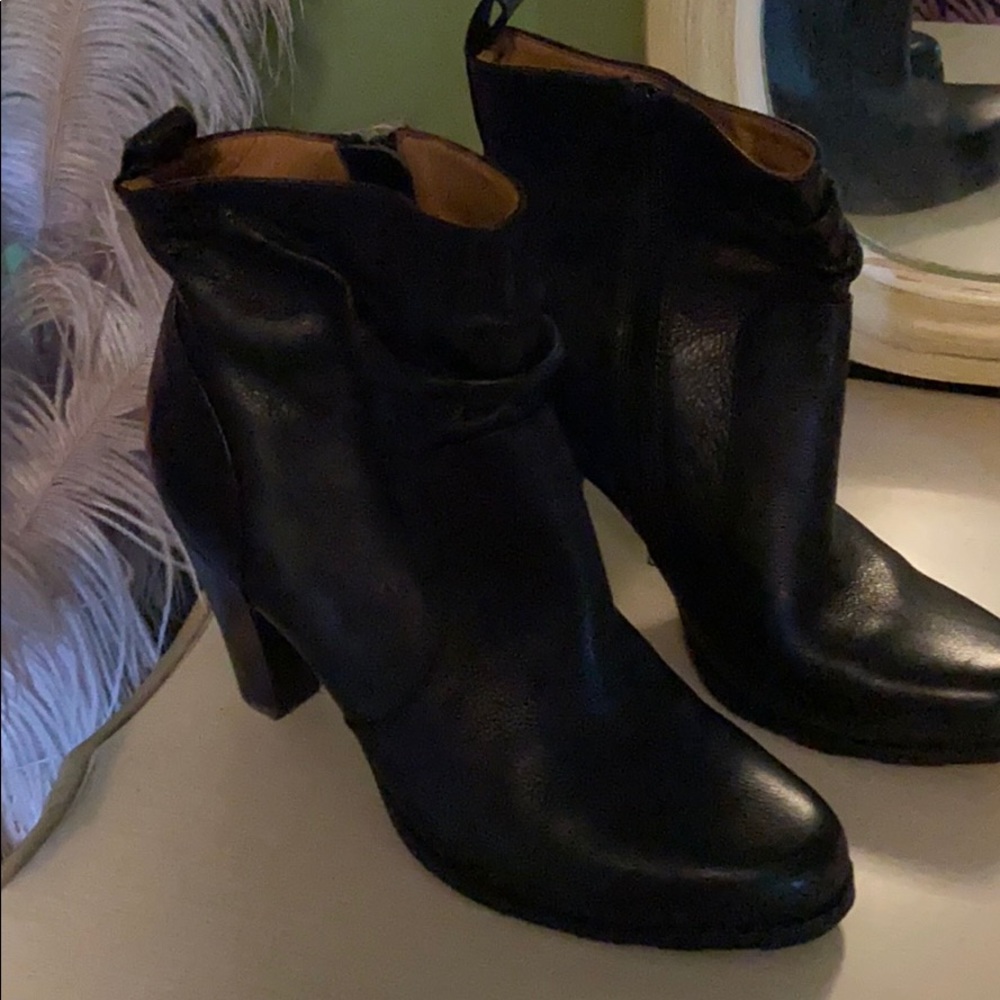 Supercute comfy leather black bootie size 10